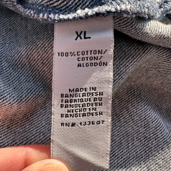 Celebrity Pink Oversized Shacket Button Down With Chest Pockets Acid Wash Denim - Picture 7 of 9